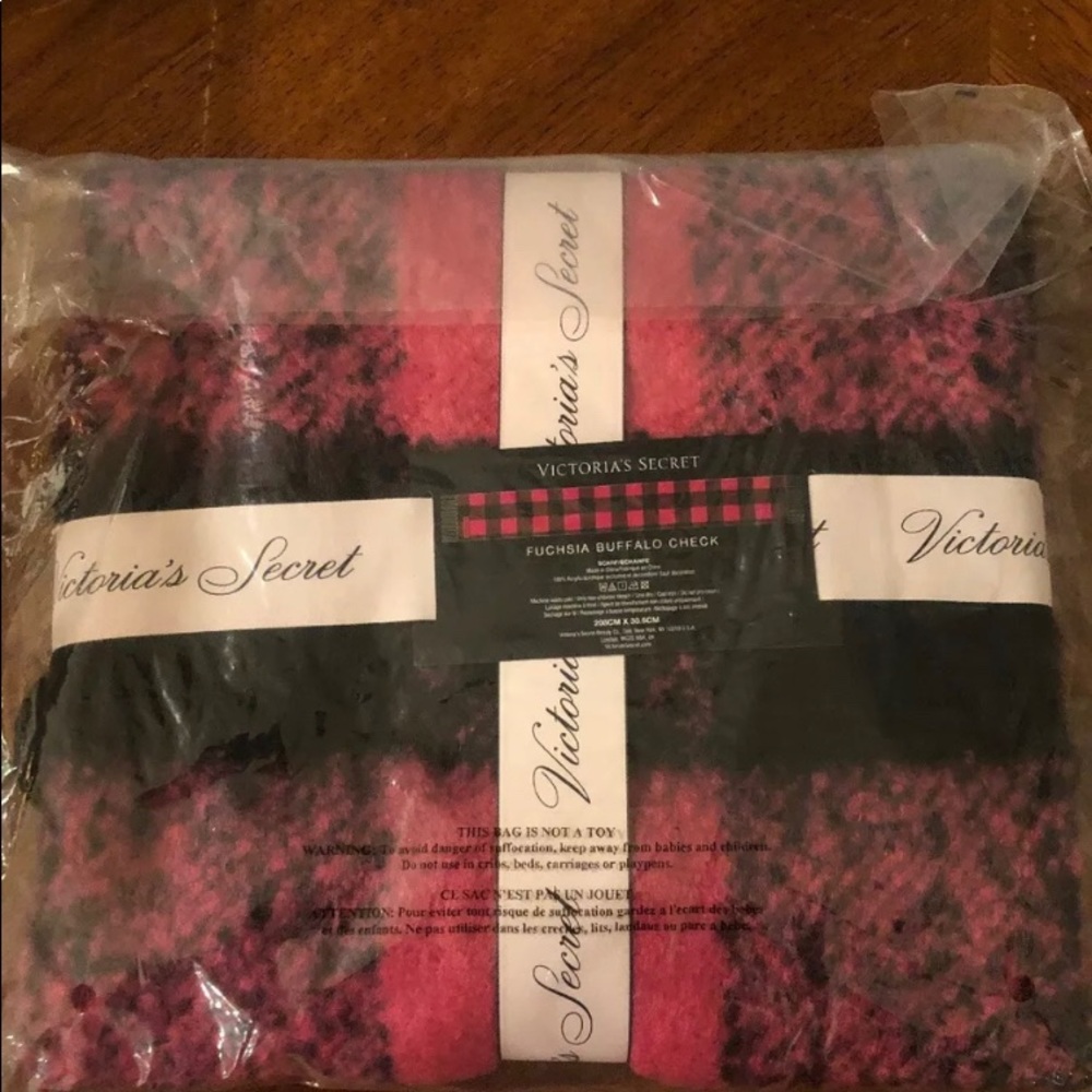 VICTORIA SECRET BUFFALO CHECK PLUSH Scarf  Wrap